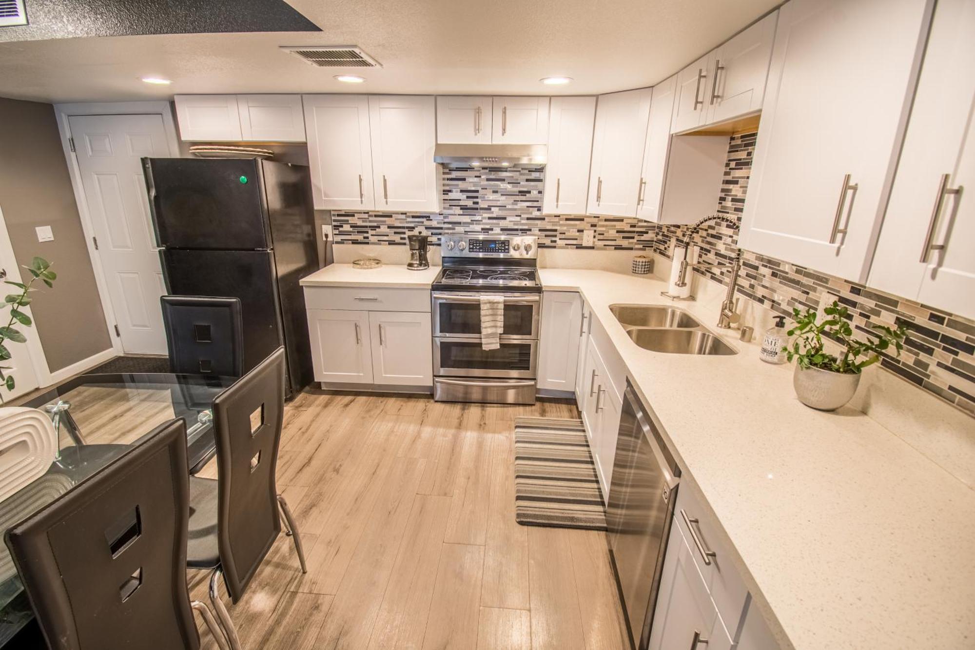 Spacious 2-Bedroom Townhouse With Pool & Private Patio In Central Лас-Вегас Екстер'єр фото