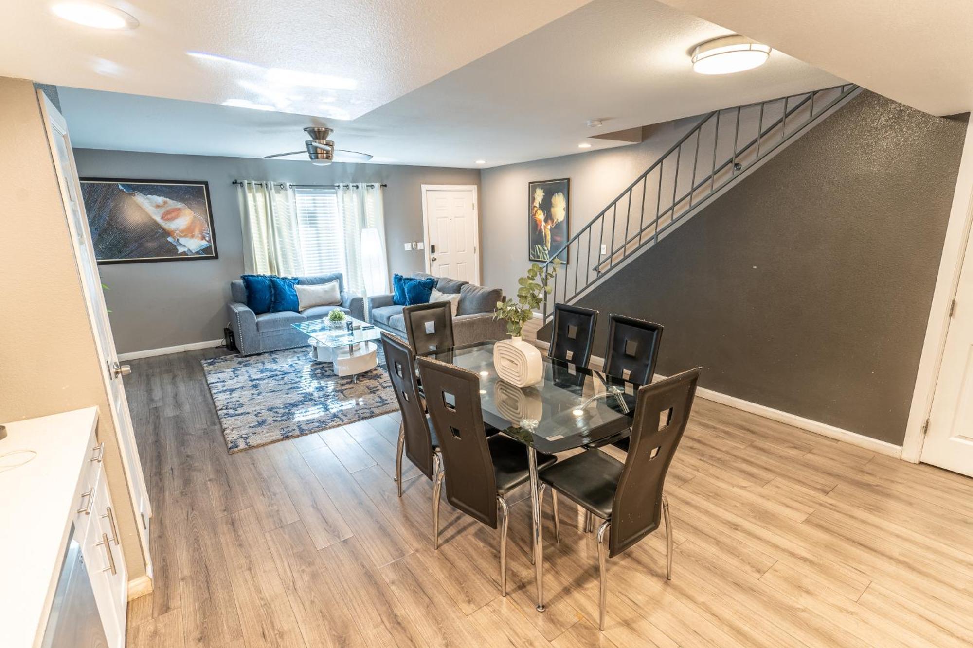 Spacious 2-Bedroom Townhouse With Pool & Private Patio In Central Лас-Вегас Екстер'єр фото