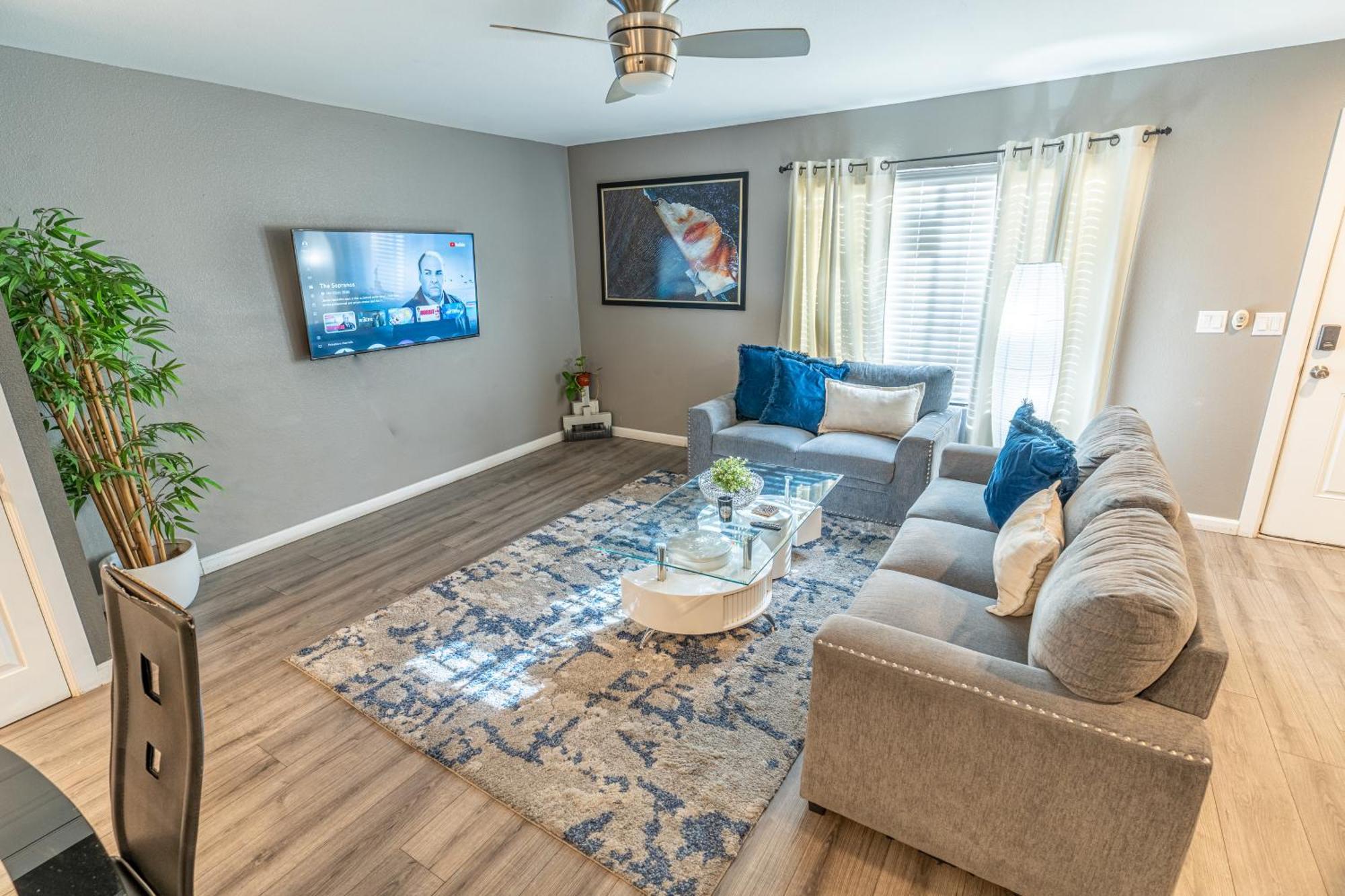 Spacious 2-Bedroom Townhouse With Pool & Private Patio In Central Лас-Вегас Екстер'єр фото