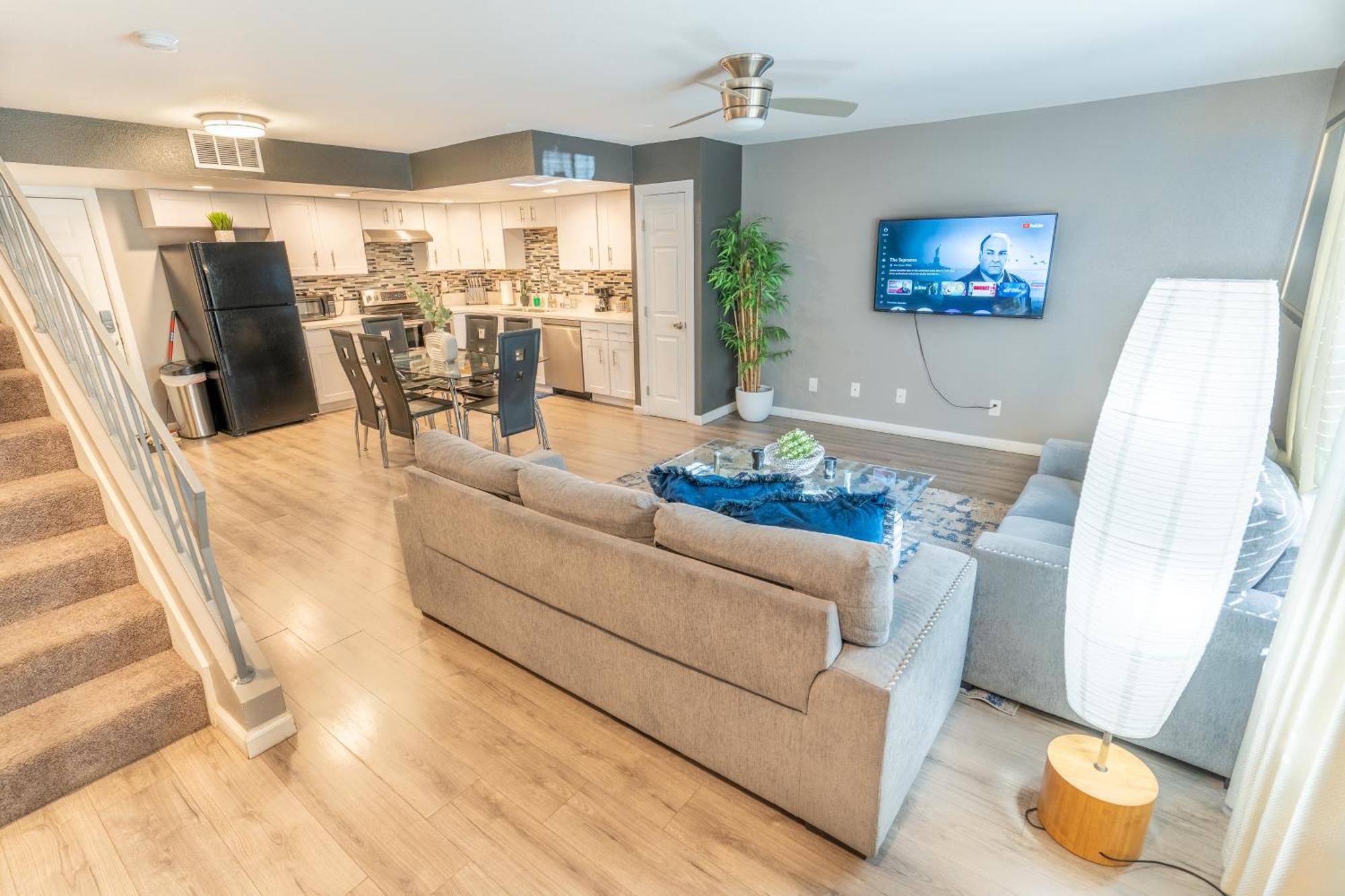 Spacious 2-Bedroom Townhouse With Pool & Private Patio In Central Лас-Вегас Екстер'єр фото